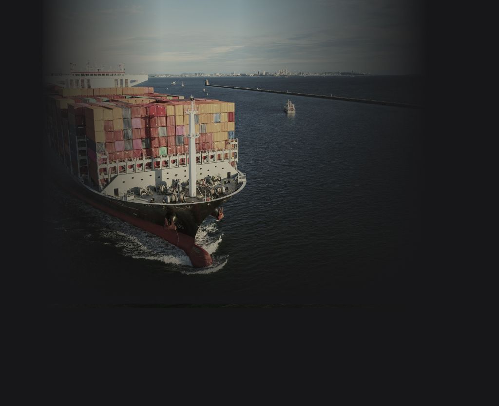 Navio porta-contêineres em operação offshore